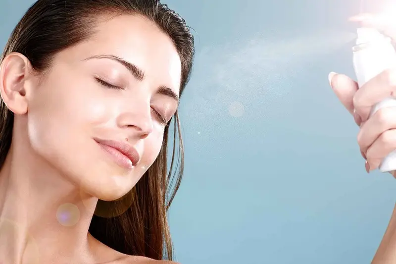 Sau khi cắt mí khách hàng nên tạm thời dừng sử dụng xịt khoáng