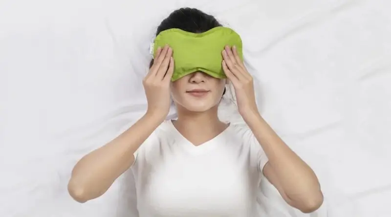 Chườm lạnh để giúp giảm thiểu triệu chứng sưng bầm sau khi cắt mí