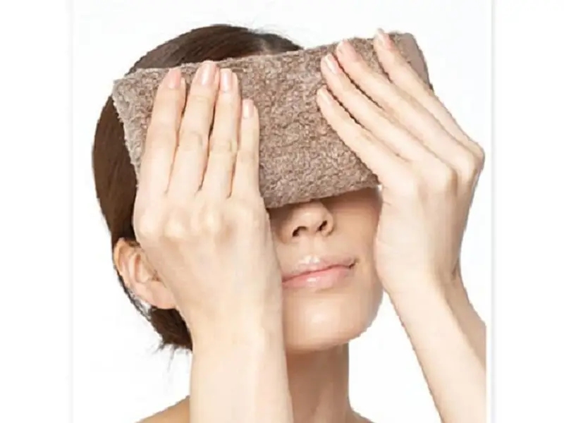 Chườm lạnh sẽ giúp vết thương giảm sưng bầm