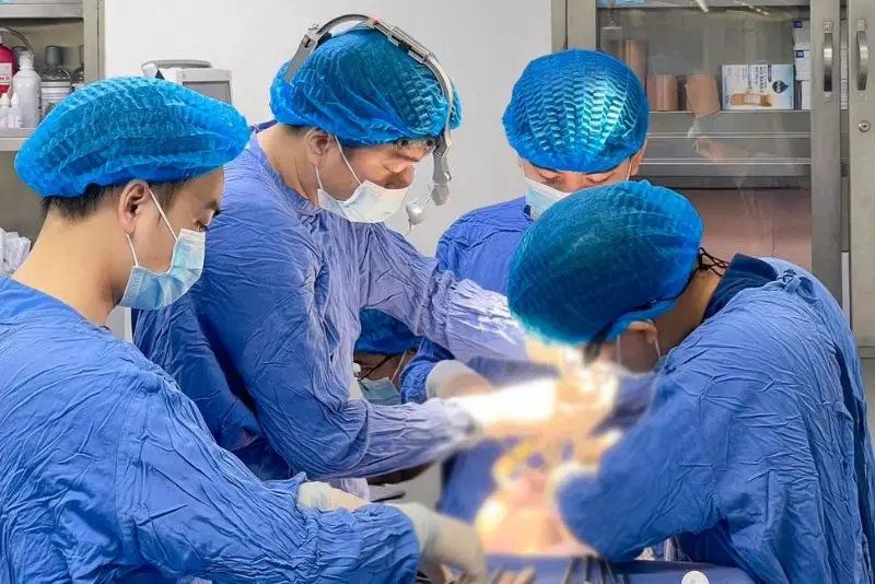 Nâng ngực nội soi là giúp bác sĩ kiểm soát cầm máu tốt, hạn chế xâm lấn,