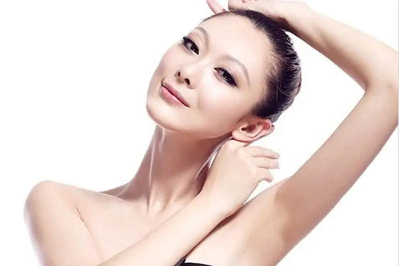 Khi triệt lông, vùng da dưới cánh tay sẽ trở nên thông thoáng hơn