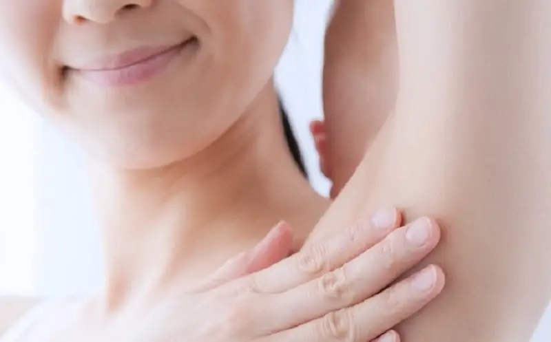 Vệ sinh cơ thể và vùng nách sạch sẽ mỗi ngày