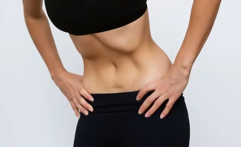 Quá trình hóp bụng chị em nên giữ đúng tư thế, không nên cúi người