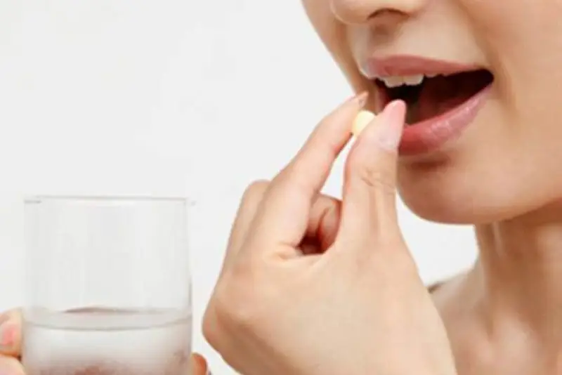 Uống thuốc kê đơn từ bác sĩ giúp giảm đau, giảm sưng