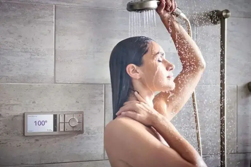 Sau nâng ngực 2 ngày có thể tắm gội