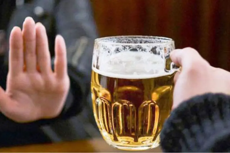 Kiêng bia rượu sau nâng ngực