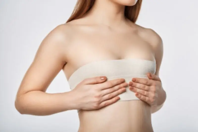 Sau nâng ngực cần chờ ít nhất 3 - 6 tháng mới có thể bóp mạnh, vì đây là khoảng thời gian để mô ngực thích nghi, bao bọc túi độn và ổn định hoàn toàn