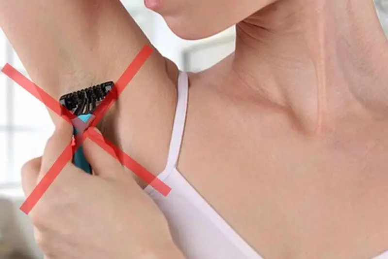 Sau khi triệt lông nách không nên dùng dao cạo