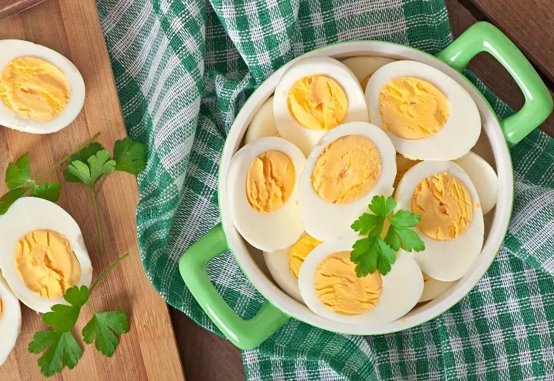 Ăn trứng quá sớm sau hút mỡ bụng có thể khiến vết thương sau hút mỡ bụng bị loang màu, viêm nhiễm
