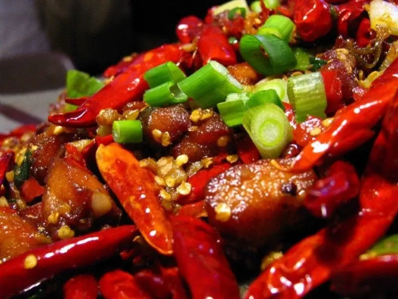 Đồ ăn cay nóng khiến vết thương sau cắt mí chậm hồi phục
