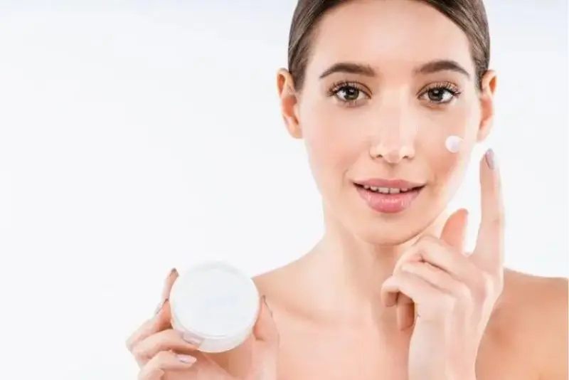 Sau khi triệt lông mặt nên dưỡng ẩm