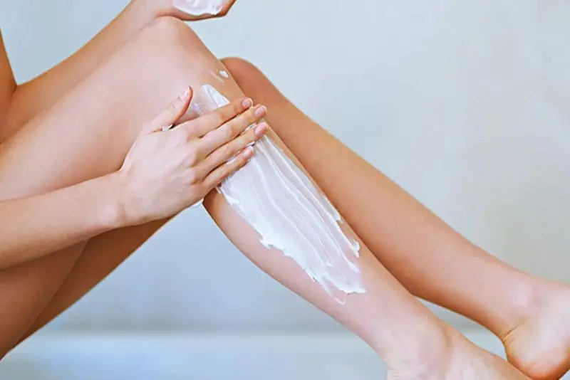 Sau triệt lông nên dùng kem dưỡng làm dịu, phục hồi da
