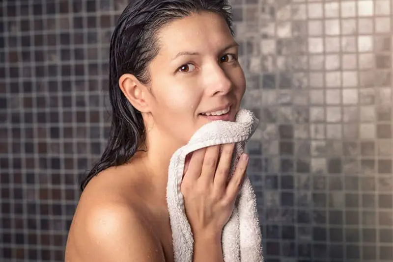Lau khô nhẹ nhàng sau khi tắm để không ảnh hưởng vết mổ