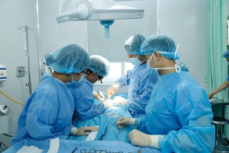 Sẹo lồi lâu năm, có kích thước rộng cần phẫu thuật cắt bỏ