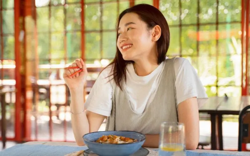 Nếu nhịn ăn có thể khiến cơ thể đói cồn cào và nạp nhiều calo hơn