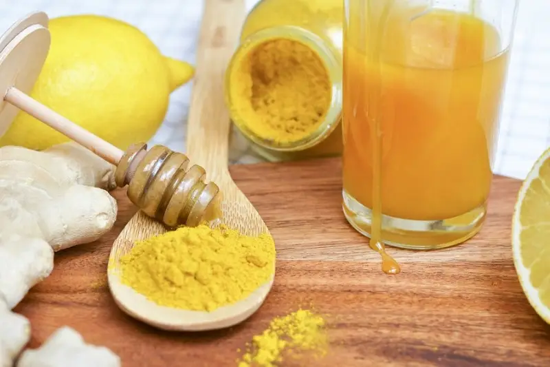 Chanh, mật ong, nghệ tươi là những nguyên liệu có công dụng làm mờ sẹo lồi mới hình thành