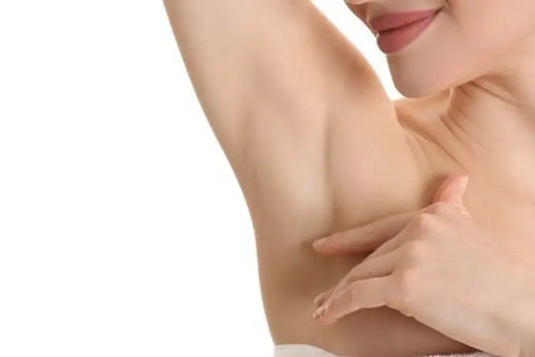 Triệt lông nách có thể giúp giảm tình trạng thâm da