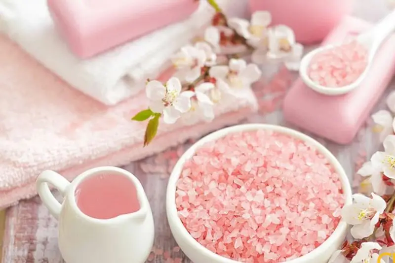 Dùng muối nóng massage mũi