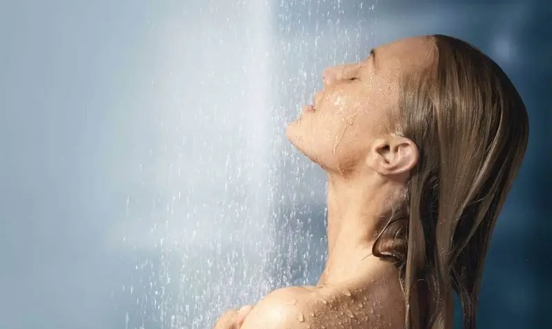 Tắm rửa và thay quần áo sạch sẽ hàng ngày