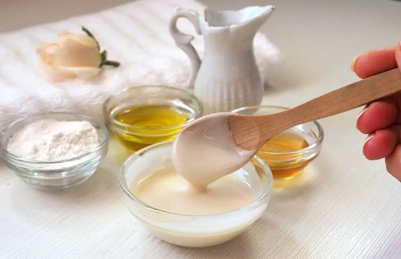 Mật ong và bột đậu đỏ giúp làm sạch bã nhờn, cải thiện màu da