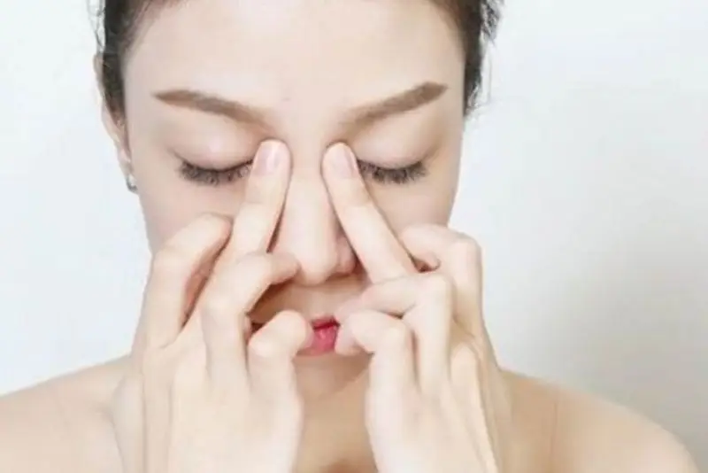 Thực hiện động tác massage dọc sống mũi
