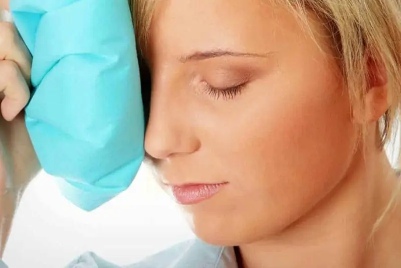 Đá lạnh hỗ trợ làm đầu mũi trông nhỏ lại