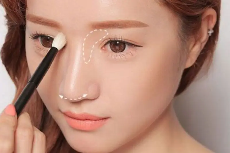 Trang điểm giúp đầu mũi nhỏ và thon gọn hơn nhờ vào kỹ thuật tạo khối