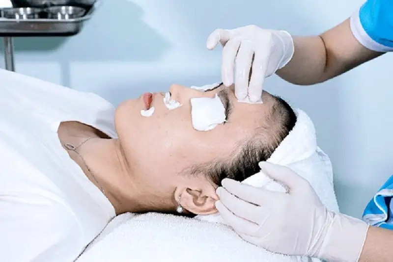 Dùng thuốc chuyên dụng để chấm lên mặt trị sẹo lõm lâu năm
