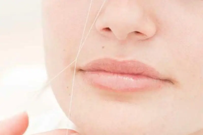 Se lông mặt lấy lông tận gốc như waxing, nhưng tỉ mỉ và chính xác hơn