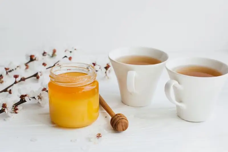 Đường có tính chất kết dính, mật ong có tính kháng khuẩn và giữ ẩm
