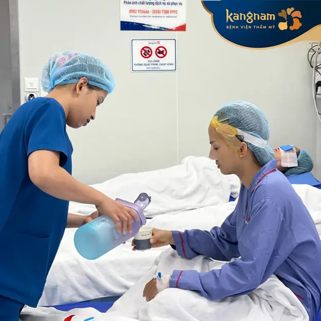 Uống nhiều nước, ăn thực phẩm mềm sau nâng mũi