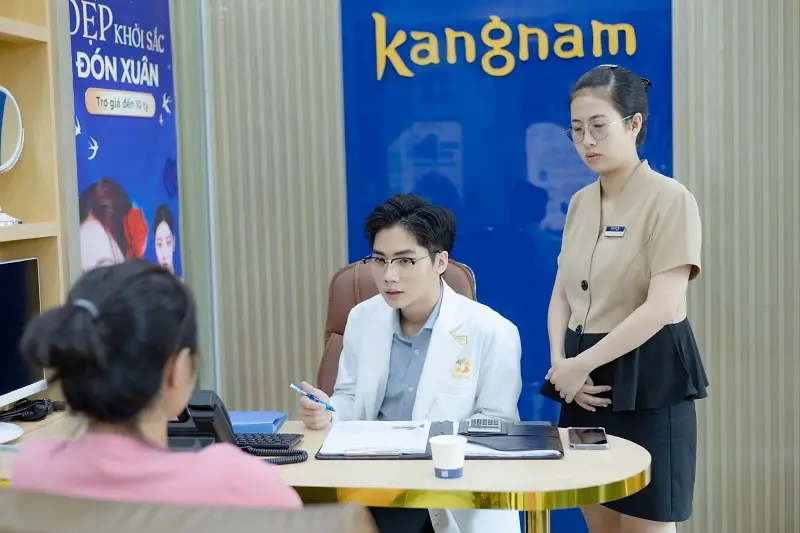 Trực tiếp bác sĩ chuyên khoa Da liễu thăm khám và căng da cho mỗi khách hàng