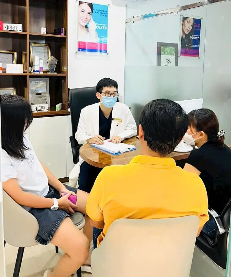 Bác sĩ chuyên khoa Da liễu trực tiếp thăm khám và tư vấn cho khách hàng