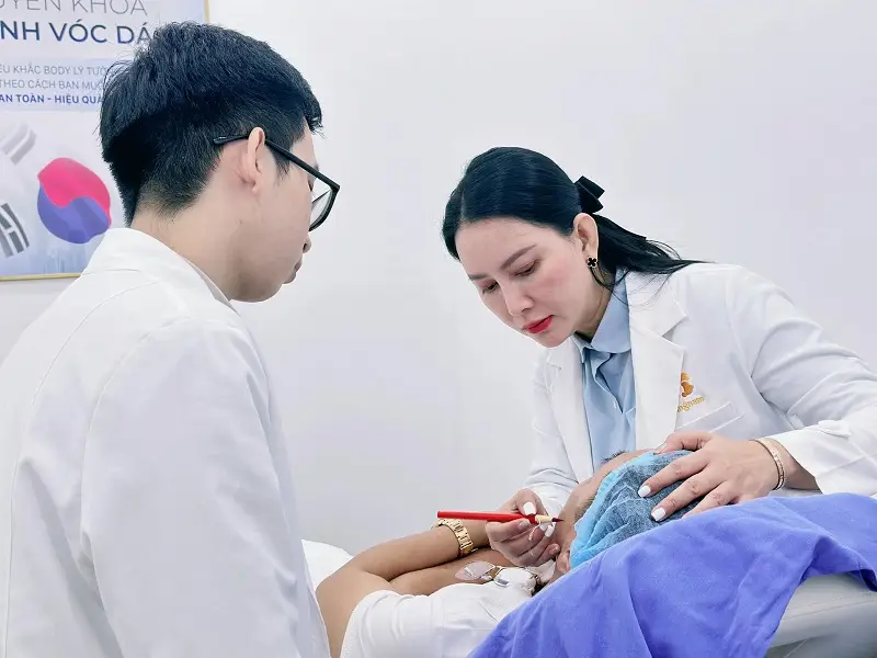 Khách hàng được căng da mặt bởi bác sĩ giỏi chuyên môn