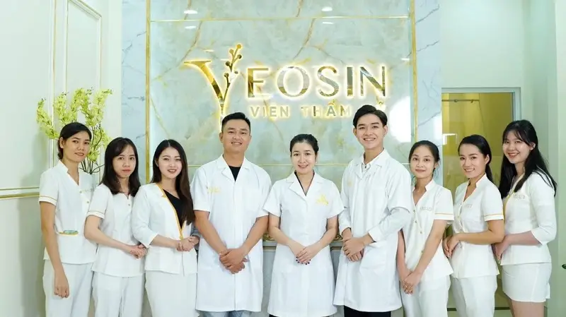 Viện Thẩm Mỹ Yeosin căng da mặt bằng chỉ cho khách hàng