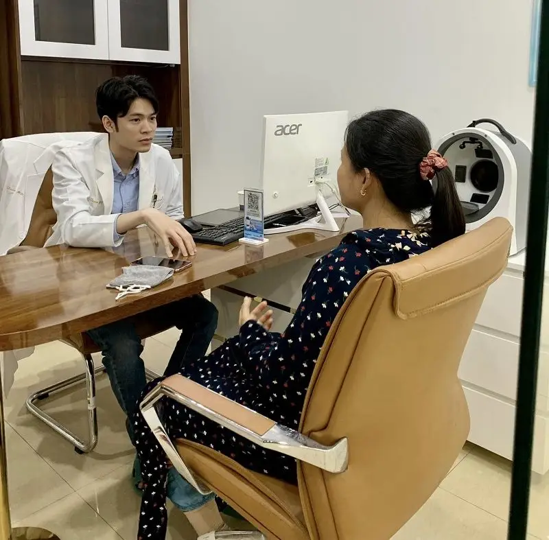 Trực tiếp bác sĩ chuyên khoa Da liễu thăm khám và điều trị cho khách hàng