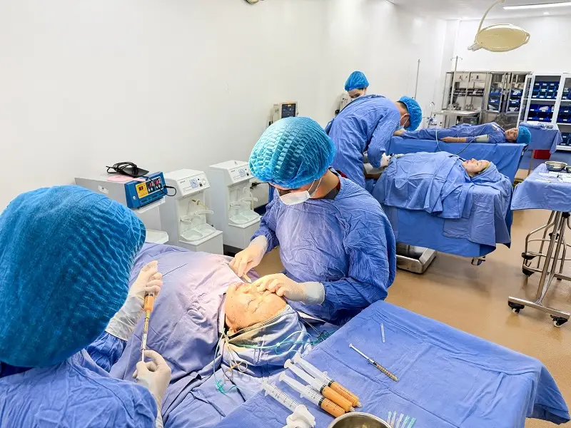 Bác sĩ chuyên khoa nhiều năm kinh nghiệm sẽ trực tiếp thăm khám và cấy mỡ cho khách hàng