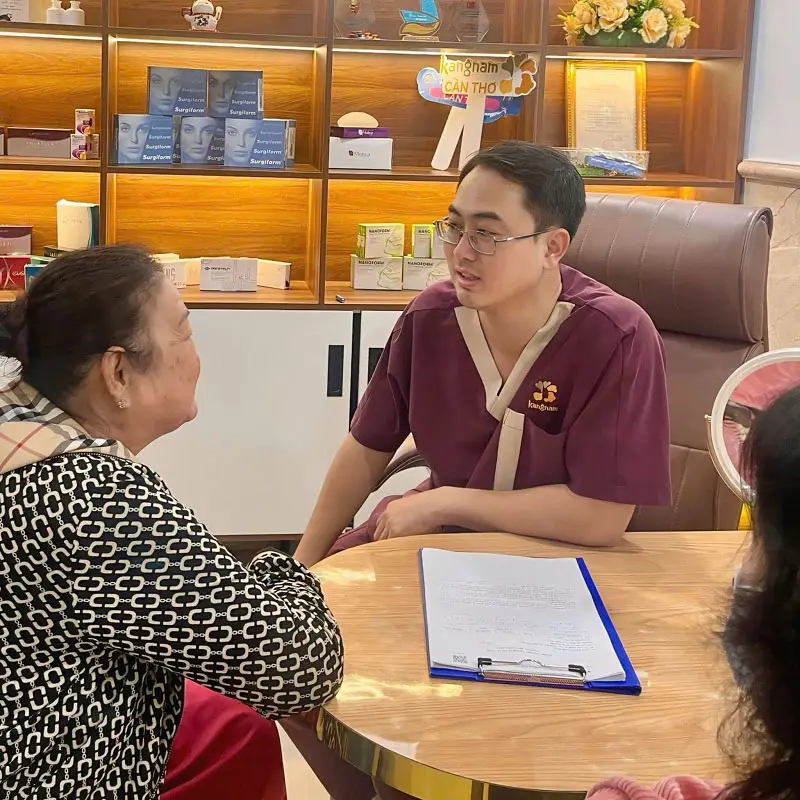 Đội ngũ bác sĩ chuyên khoa thẩm mỹ sẽ thăm khám, tư vấn và cấy mỡ cho khách hàng