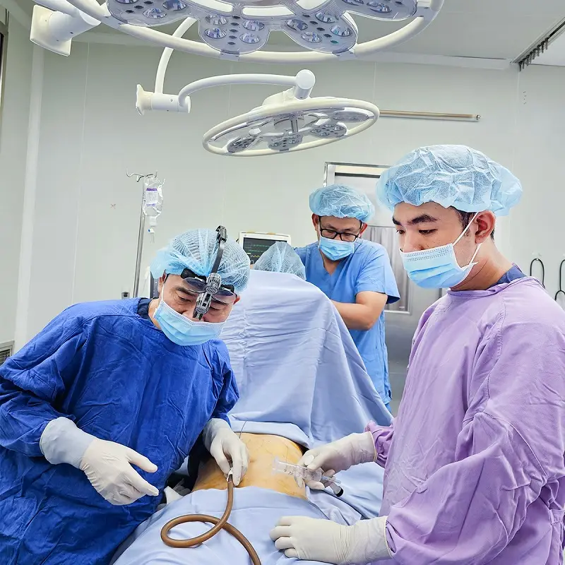 BS.CKI Felix Trần phẫu thuật cho khách hàng