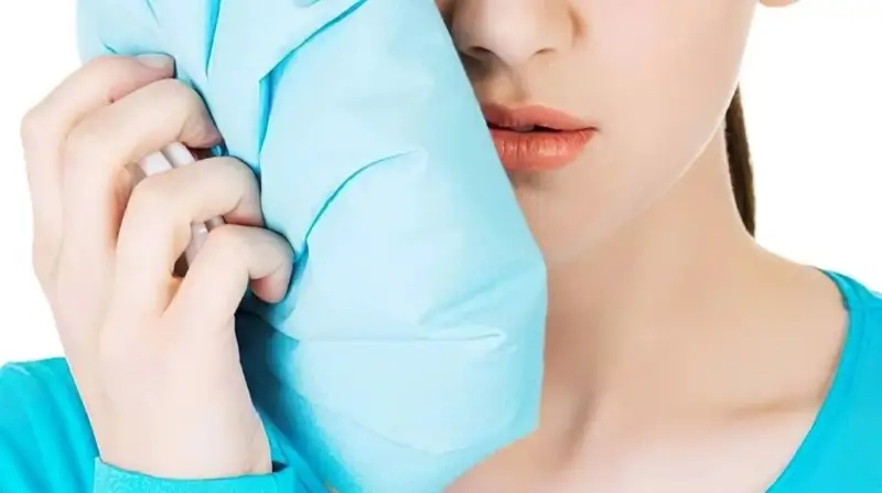 Chườm lạnh vùng mặt để giảm sưng tấy