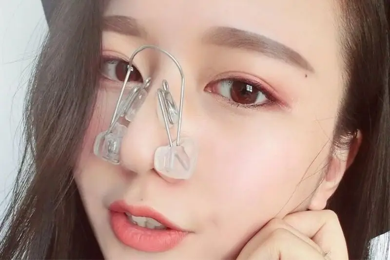 Dụng cụ kẹp mũi sử dụng lực cơ học để tạo áp lực lên cánh mũi, từ đó hỗ trợ định hình dáng mũi thon gọn hơn