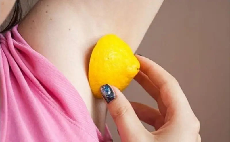 Thoa trực tiếp chanh tươi lên vùng nách