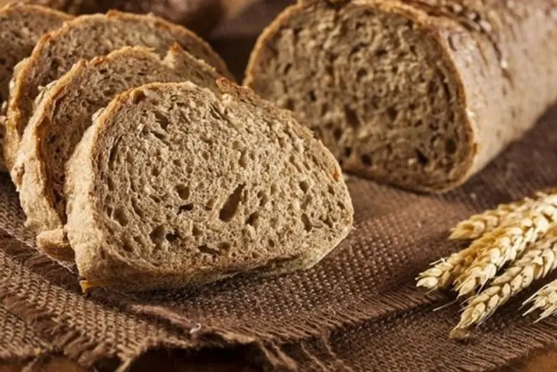 Bánh mì nguyên cám – giàu chất xơ, hỗ trợ tiêu hóa sau phẫu thuật.