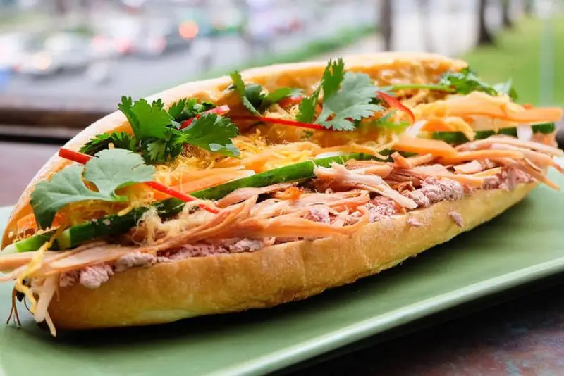 Thực đơn nhẹ nhàng với bánh mì và rau củ giúp vết thương nhanh lành.