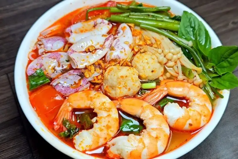 Tránh dùng bún kèm hải sản