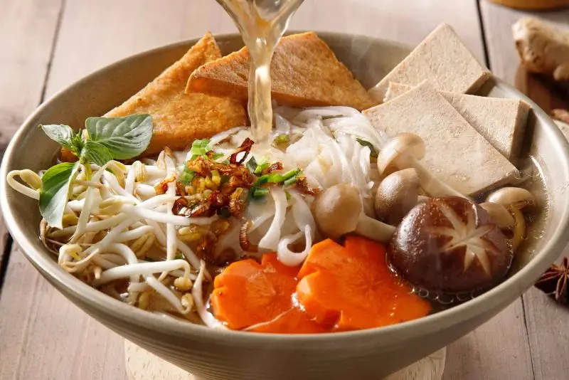 Nên chọn hủ tiếu thịt heo hoặc chay để an toàn