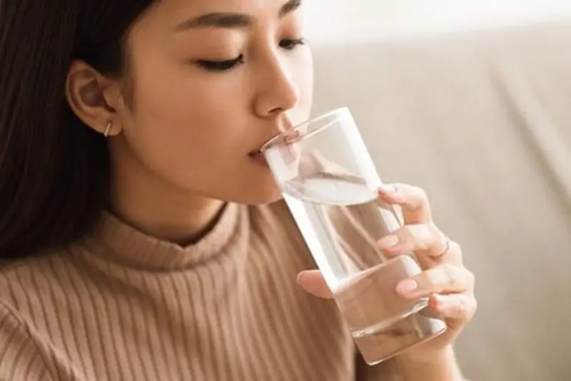 Uống đủ lượng nước sau nâng mũi giúp đẩy nhanh tốc độ hồi phục