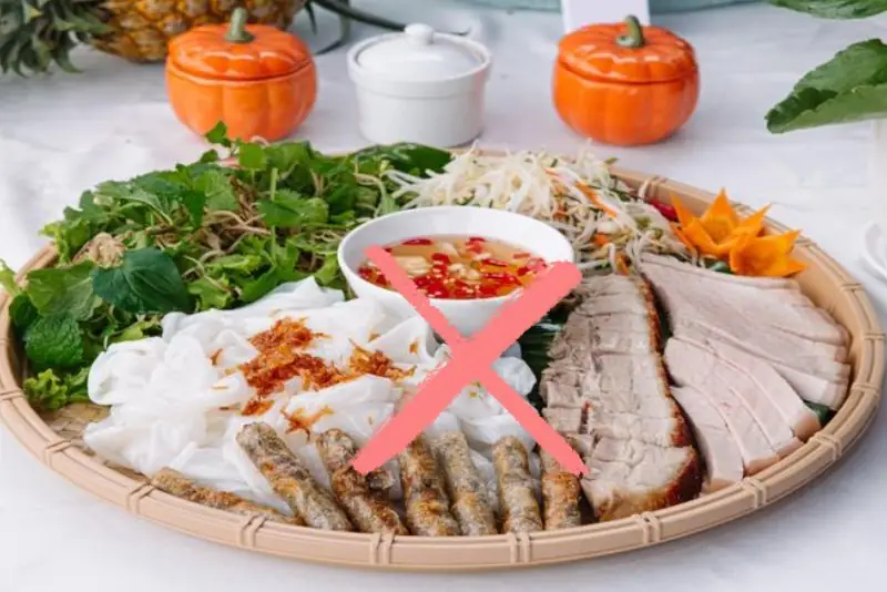 Không nên ăn bánh ướt với nước chấm có ớt