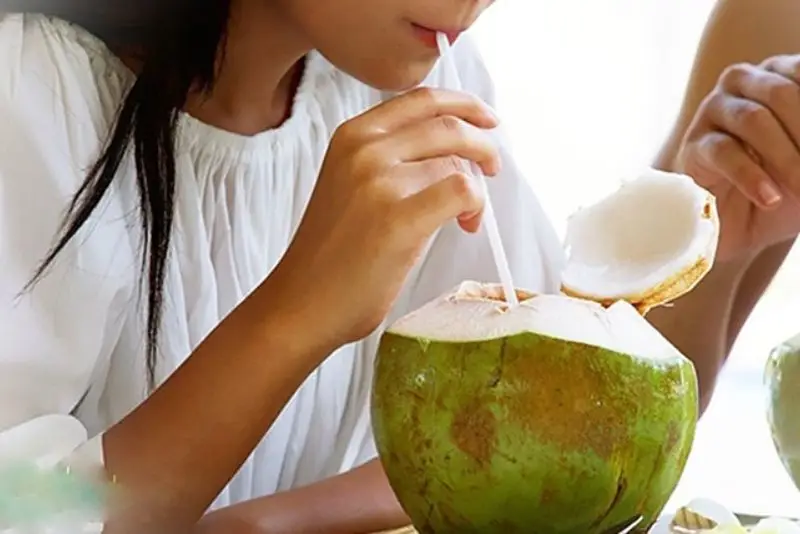 Lỡ uống nước dừa sau nâng mũi nhưng với lượng ít thì không đáng lo