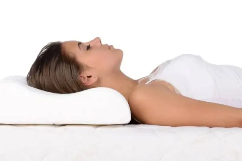 Sau nâng mũi nên nằm gối cao để nâng cao đầu cao hơn tim khi ngủ, giúp giảm áp lực đến vùng mũi